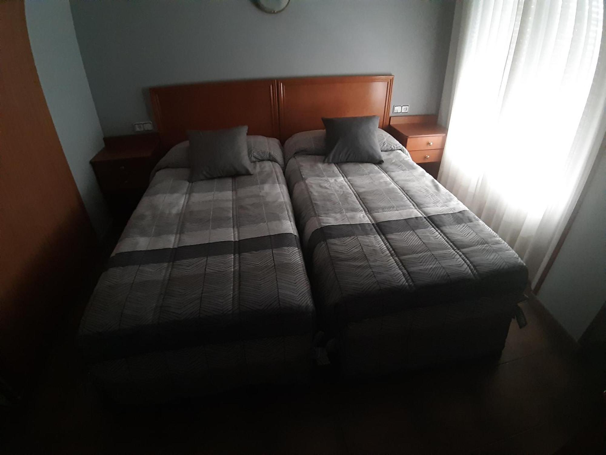 Hotel Leones, El Mas Cercano A Warner